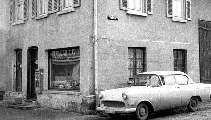 Schwarzweiß-Außenaufnahme der Filiale Futterknecht aus dem Jahr 1957