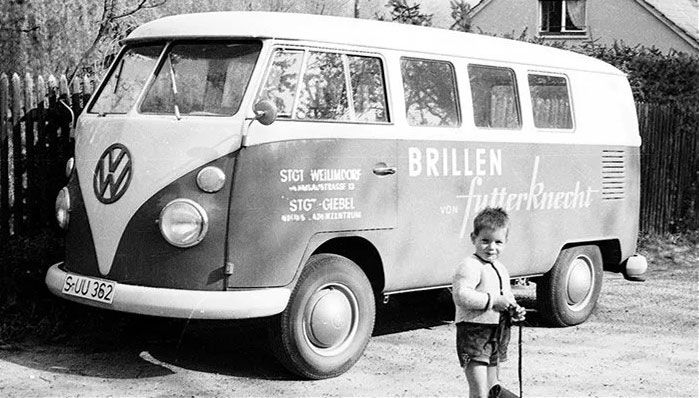 Schwarzweiß-Aufnahme von 1963 eines VW Busses mit Firmenaufschrift