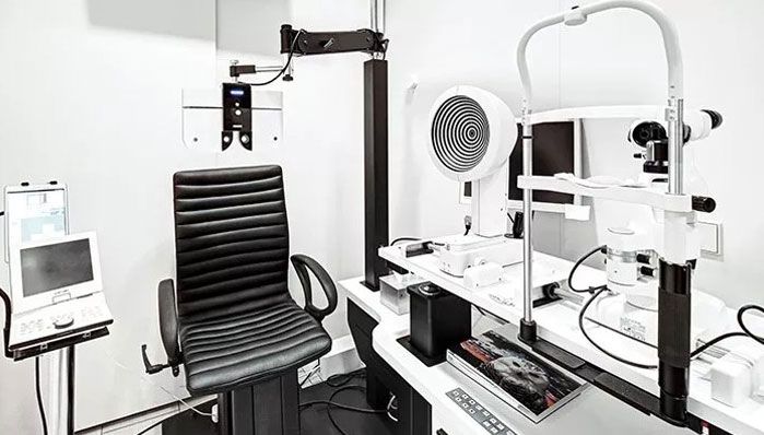 Aufnahme einer modernen Optiker-Werkstatt mit technischen Geräten