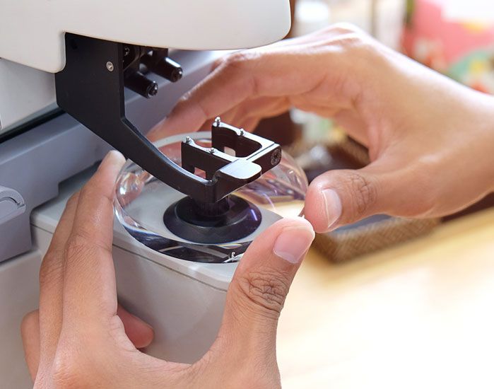 Glas- und Fassungsmaterialienbearbeitung